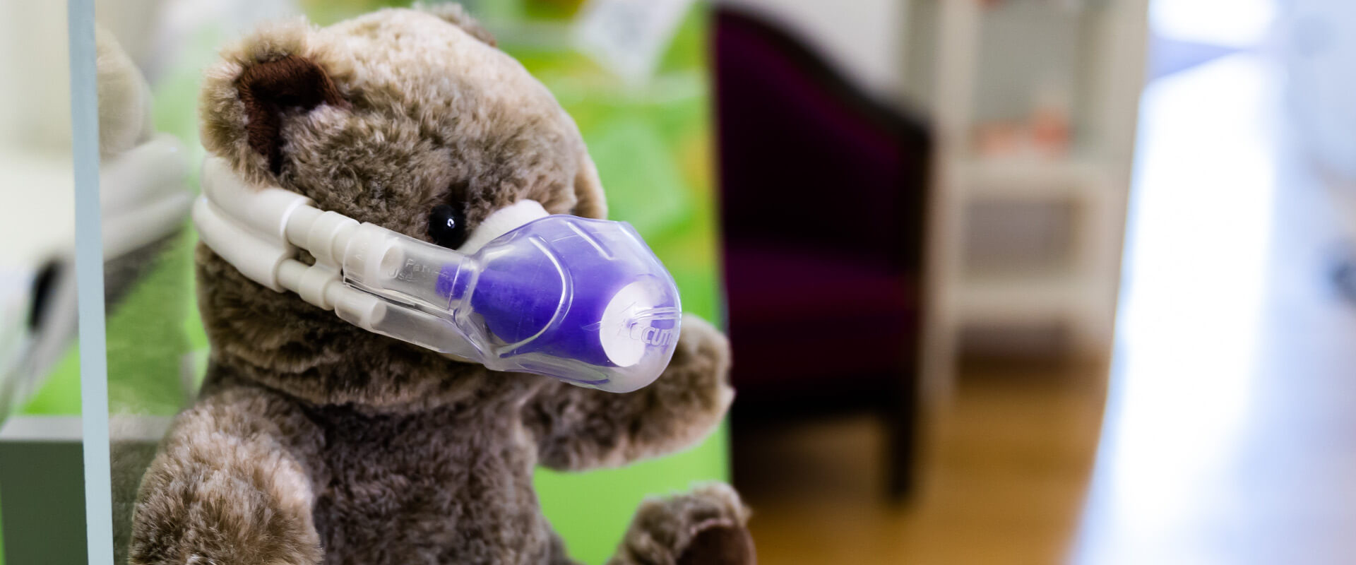 Teddybär mit Lachgasmaske zur Behandlung von Zahnarzt Angstpatienten
